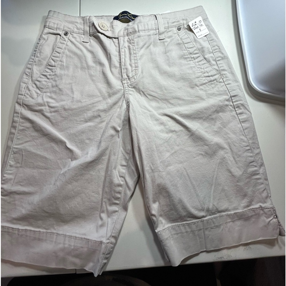 D15.29 Gloria Vanderbilt Bermuda style shorts, cream color Size 8